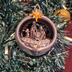 Boule de Noël Nativité imprimée en 3D, création artisanale Nakali en PLA biodégradable, disponible en or, argent et bronze.