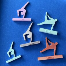 Objet de décoration imprimé en 3D, design moderne et écologique Nakali. Pot de fleur ou niche décorative en PETG durable, création artisanale française. Suspension de Noël personnalisée avec prénom, imprimée en 3D biodégradable. Décoration de Pâques artisanale en PLA coloré, motif lapin ou œuf. Accessoire d’intérieur imprimé en 3D, alliant esthétique et éco-responsabilité.